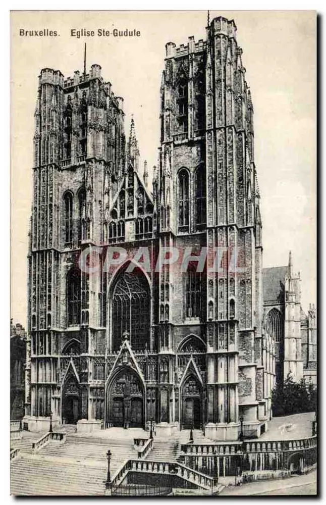 Bruxelas. Igreja de Santa Gudula — vista da fachada gótica com suas duas torres — editor não visível - Frente
