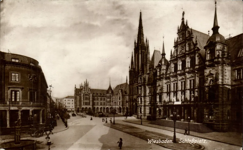Wiesbaden — Schlossplatz — vista do prédio de Guilherme II - Frente