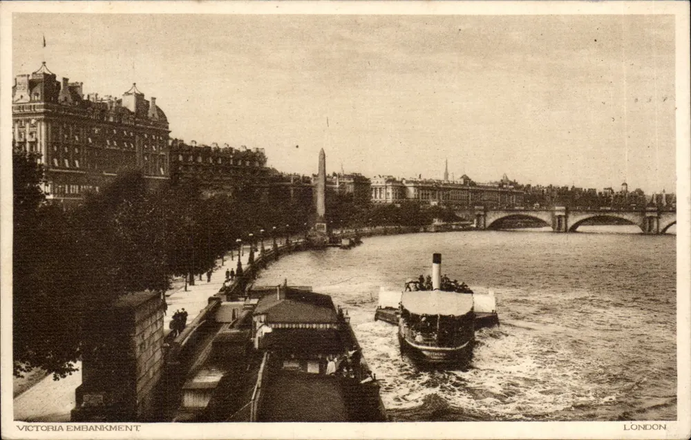 Victoria Embankment — Blick auf den Fluss mit Dampfschiff — London Postcard Co. n° 15 - Vorderseite