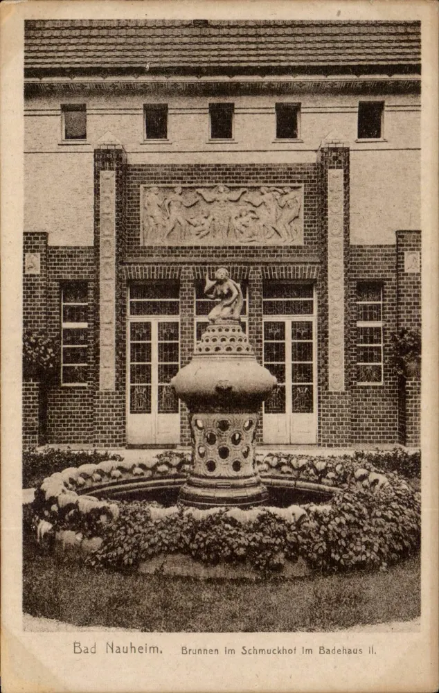 Bad Nauheim — Fontäne im Schmuckhof des Badehauses II — Carl Albrecht, Bad Nauheim - Vorderseite