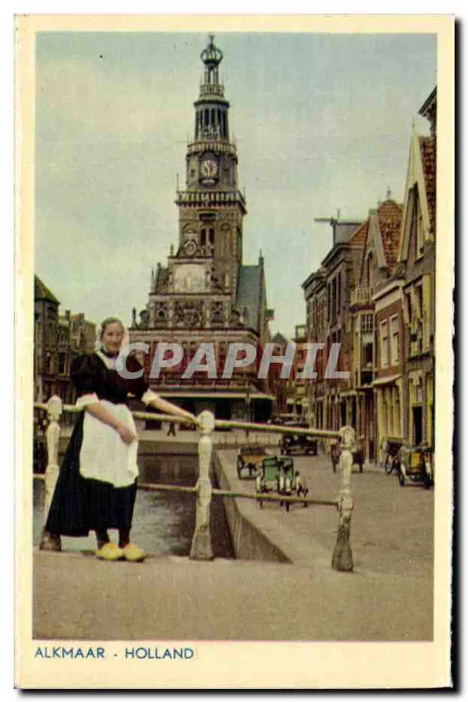 Alkmaar - Holanda — mulher usando traje tradicional diante da praça do mercado com a torre do edifício da prefeitura — editor não visível - Frente