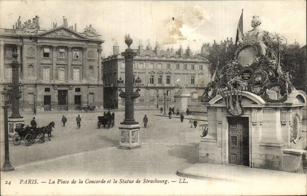 Paris — A Praça da Concorde e a Estátua de Strasbourg — LL. - Frente