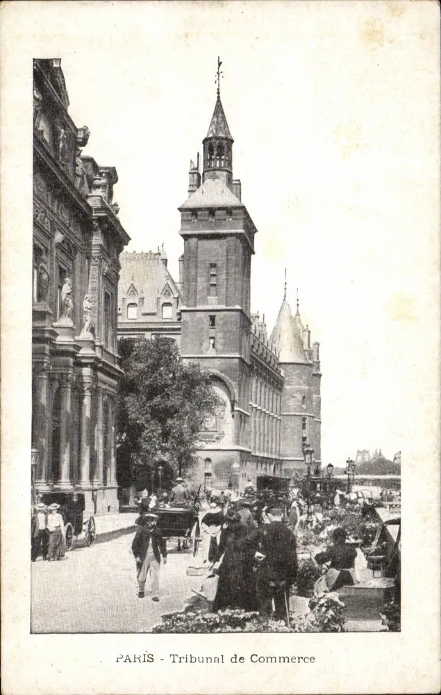PARIS - Tribunal de Comércio — vista do edifício com pedestres e veículos - Frente