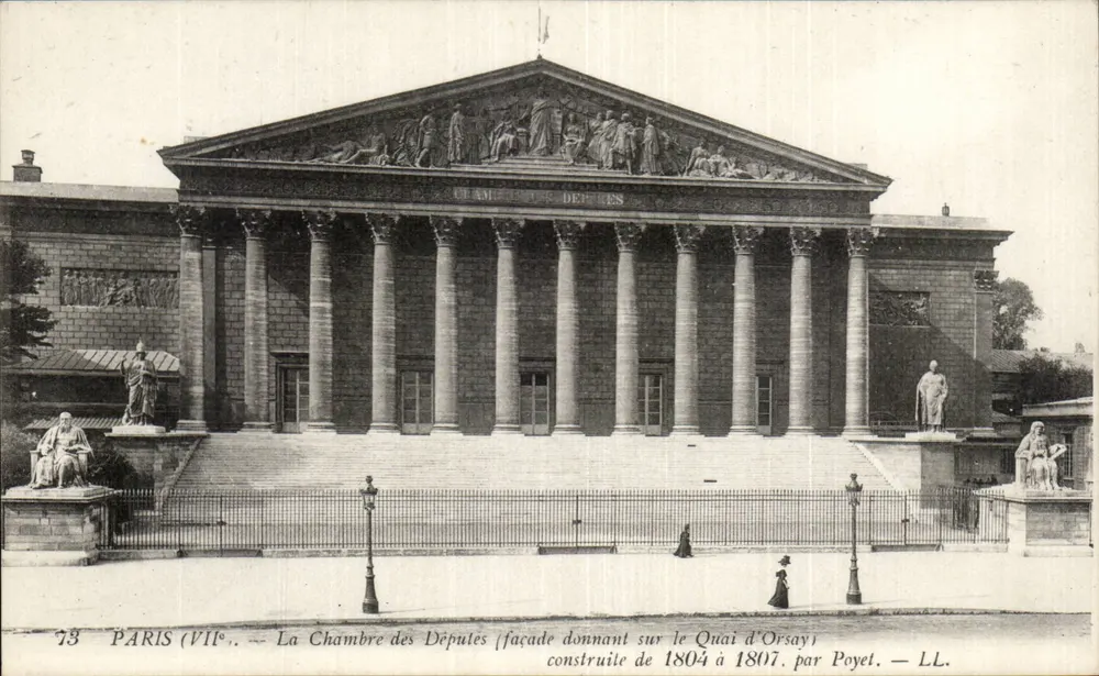 Paris (VIIe) — A Câmara dos Deputados (fachada voltada para o Quai d'Orsay) — construída de 1804 a 1807 por Poyet — LL. - Frente