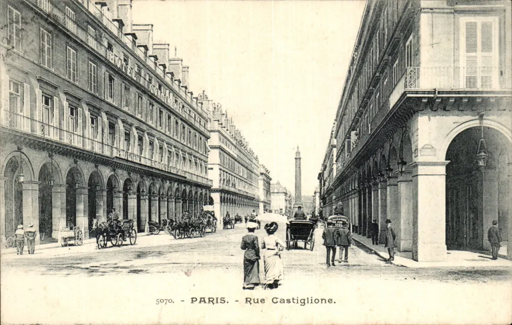 Paris - Rue Castiglione — vista da rua com arquitetura clássica e carruagem — editor anônimo, n° 5070 - Frente