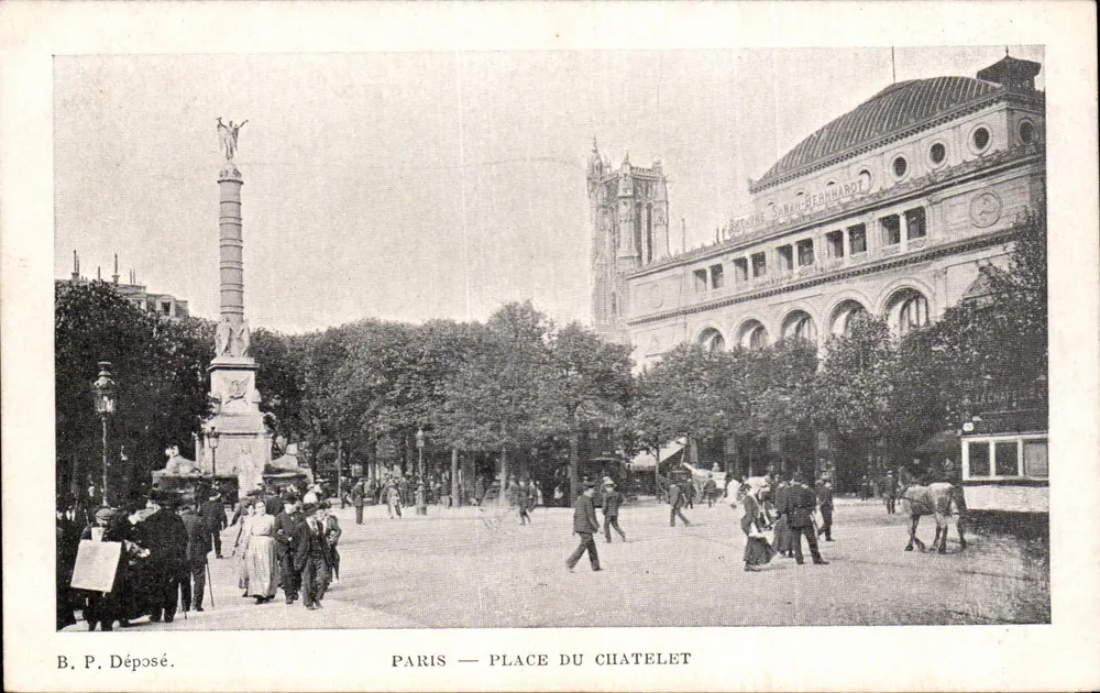 Paris — Praça do Châtelet — vista com coluna e teatro - Frente