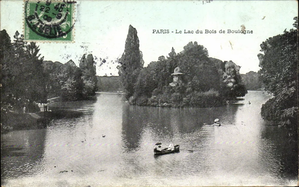 PARIS - See des Bois de Boulogne — Ansicht des Sees mit Boot und bewaldetem Inselchen — unbekannter Verleger - Vorderseite