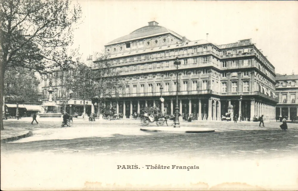 Paris - Teatro Francês — visão da praça com fonte e carruagens — editor não visível - Frente
