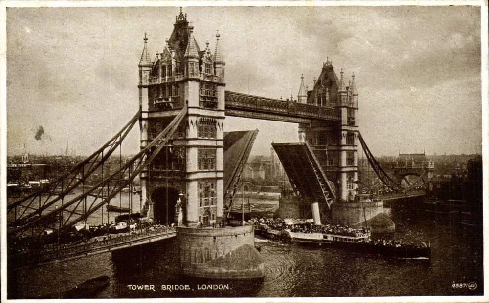 Tower Bridge, Londres — vista com pontes levadiças abertas — Série Valentine's 'Photo-Brown' n°43871 - Frente