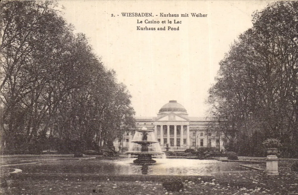 Wiesbaden - Kurhaus mit Teich - Das Casino und der See - Vorderseite