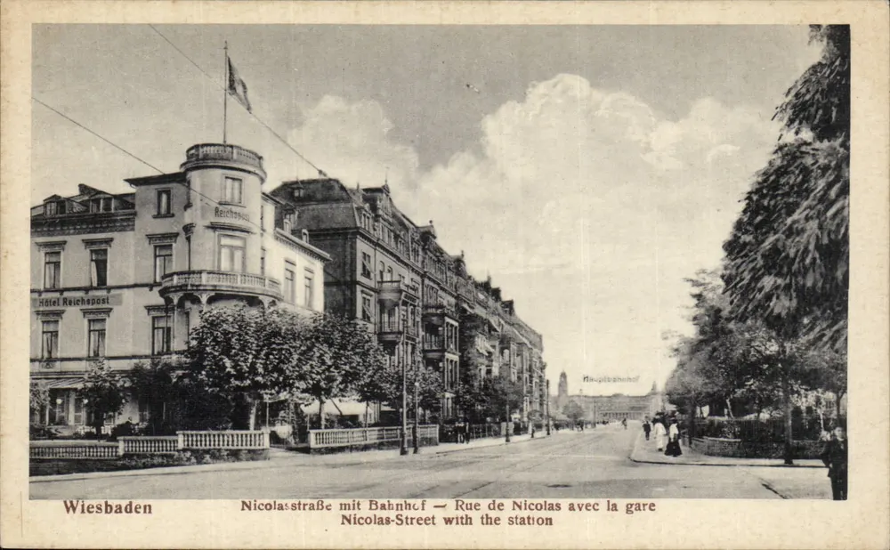 Wiesbaden — Nicolasstraße mit Bahnhof — Rue de Nicolas mit der Station — Hotel Reichspost - Vorderseite