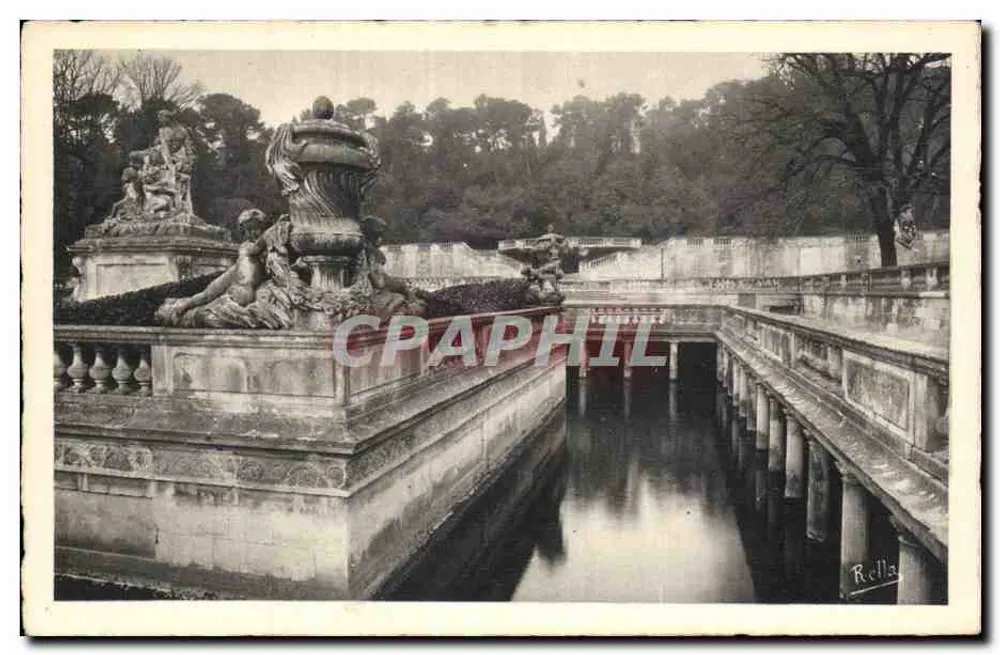 Nîmes (Gard) — Die Gärten der Fontaine, der Nymphenbrunnen — Rella - Vorderseite