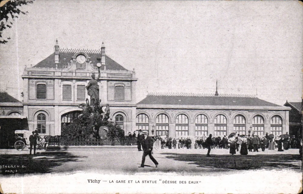 Vichy — De station en de beeld "Godin van het Water" — Staerck, Paris - Voorkant