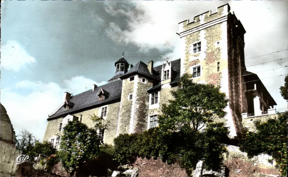 Montluçon — O Velho Castelo — C.A.P., Paris - Frente