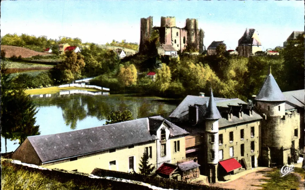 Bourbon-l'Archambault — Das Schloss, die Mühle und der Teich — Réal-Photo - Vorderseite