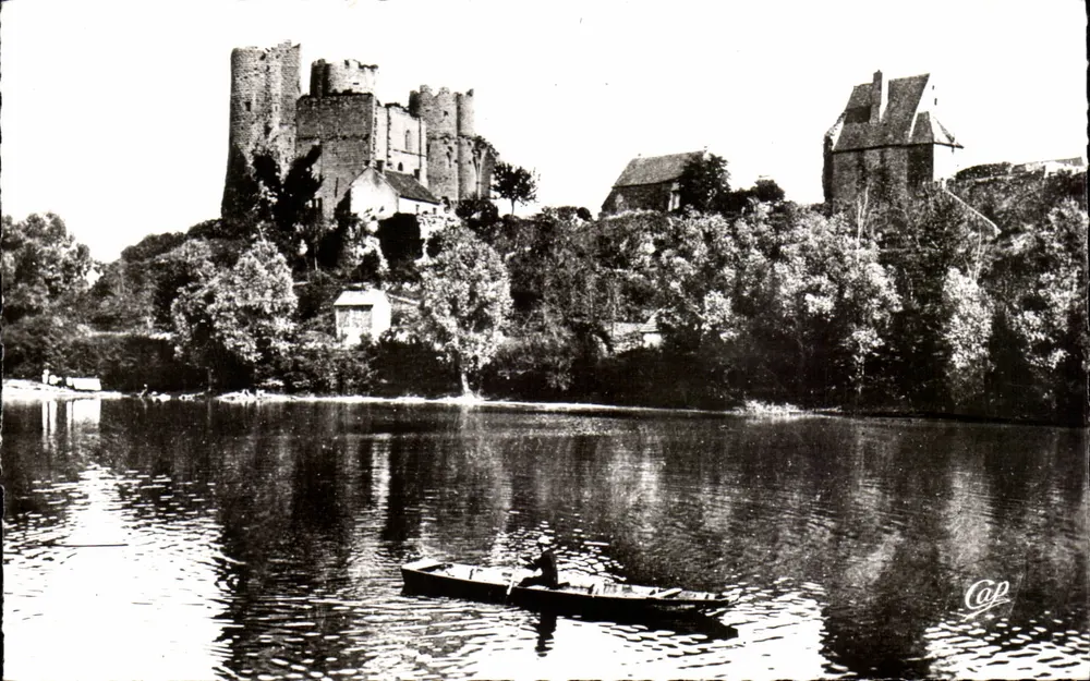 Bourbon-l'Archambault — O Castelo visto do Lago — C.A.P. Paris - Frente