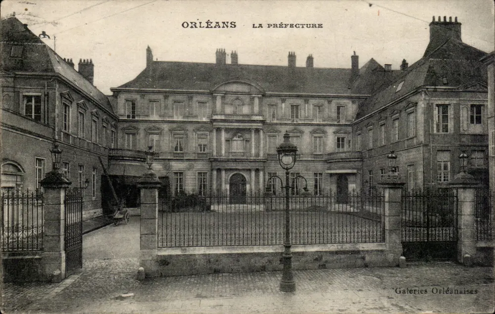 Orléans — A Prefeitura — Galerias Orléanaises - Frente