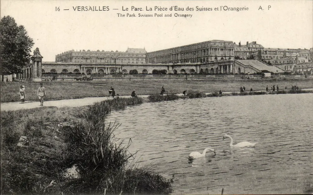 Versailles — Der Park. Die Wasserstätte der Schweizer und die Orangerie — A. P. - Vorderseite
