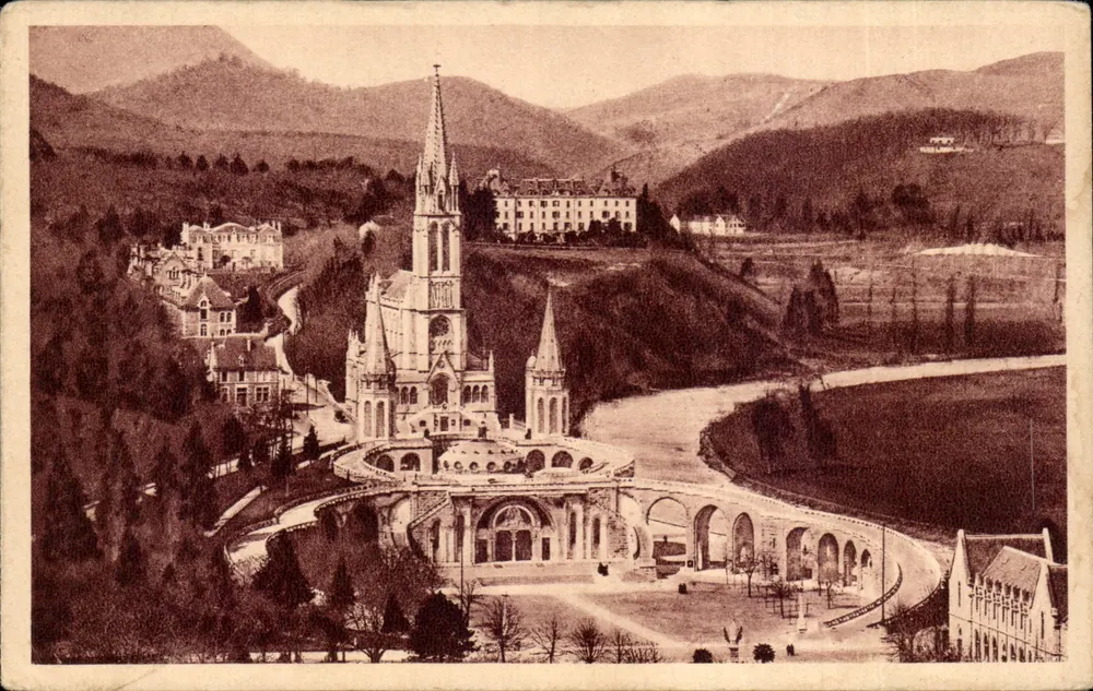 Lourdes — Die Basilika vom Château-Fort aus gesehen — Ausgabe P. Doucet, Nr. 39 - Vorderseite