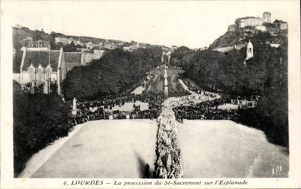 Lourdes — A procissão do Santo Sacramento na Esplanada — editor APA - Frente
