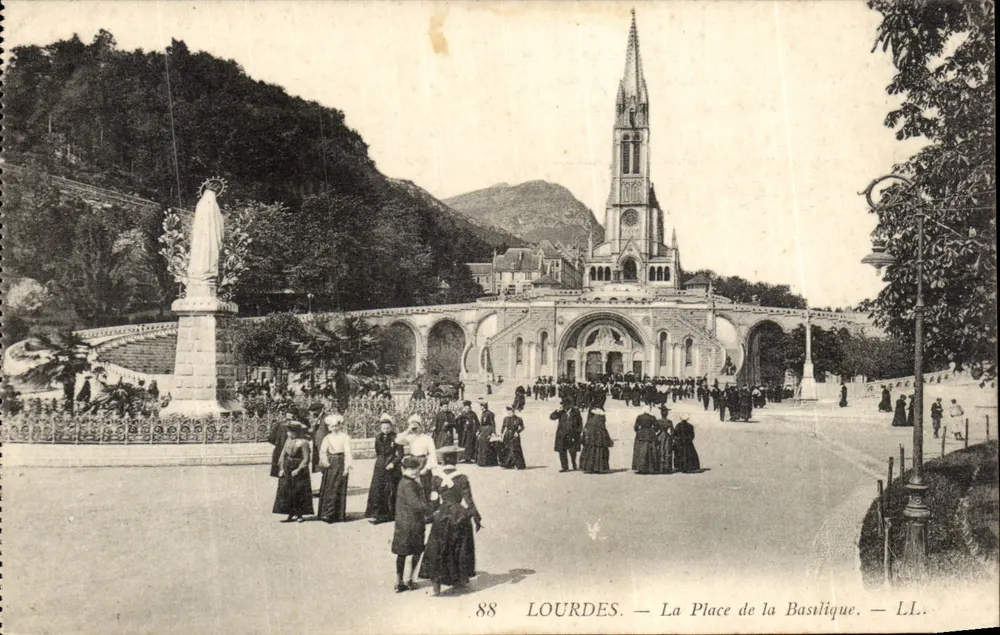 Lourdes — A Praça da Basílica — LL. n°88 - Frente