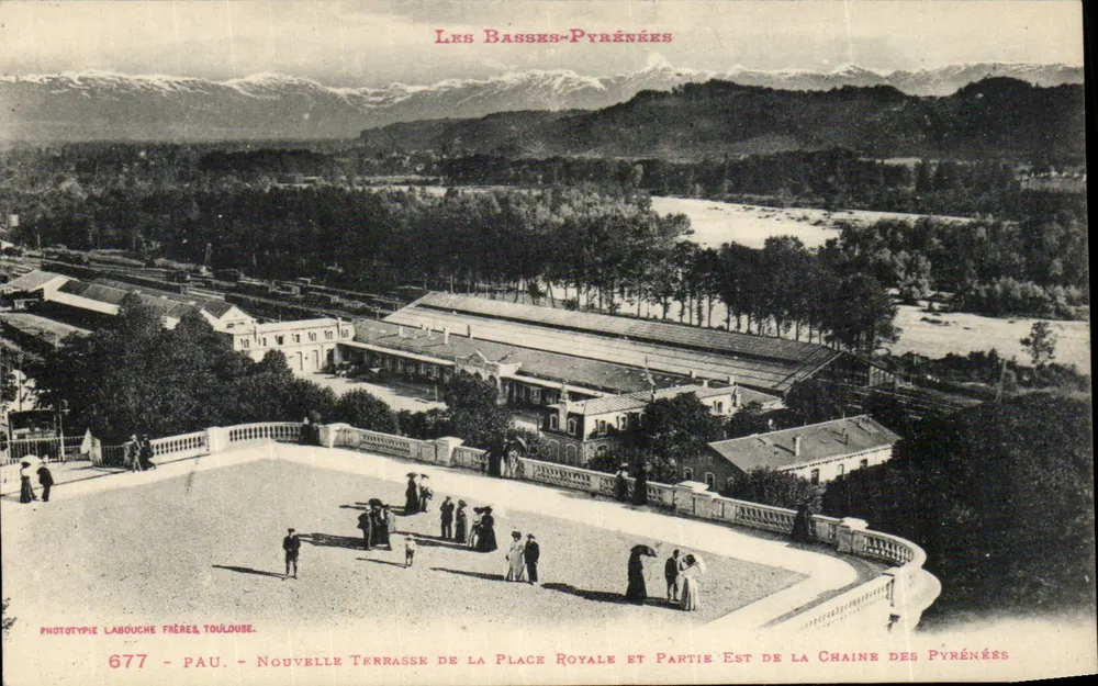Pau - Neue Terrasse der Place Royale und östlicher Teil der Pyrenäen-Kette — Phototypie Labouche Frères, Toulouse, n°677 - Vorderseite