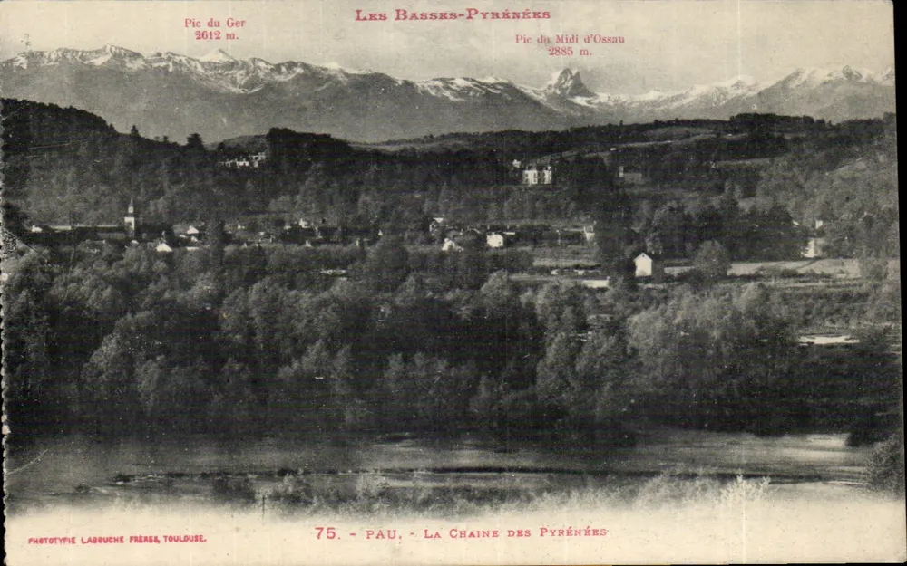 A Cadeia dos Pirineus — Pau — Vista panorâmica com os Picos do Ger e do Midi d'Ossau — Fototipia Labouche, Toulouse, n°75 - Frente