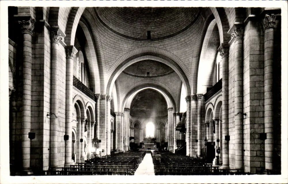Catedral de Angoulême — Vista interior — Edições Charentaises d'Art A. Gilbert, n°5 - Frente