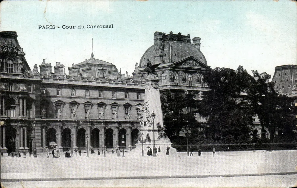 Paris - Cour do Carrousel — vista do monumento central e dos edifícios do Louvre - Frente