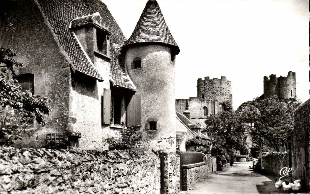 Bourbon-l'Archambault — Velha Casa chamada « Le Donjon » — C.A.P. Photo - Frente