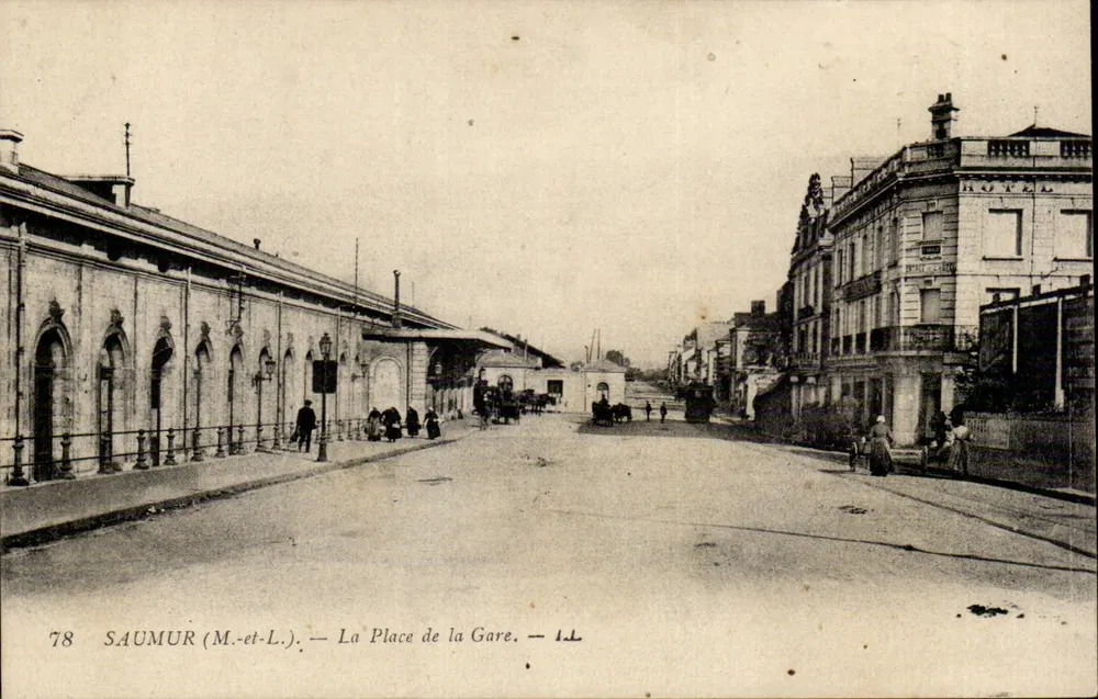 Saumur (M.-et-L.) — A Praça da Estação — editor Lary fils & Cie, n°78 - Frente