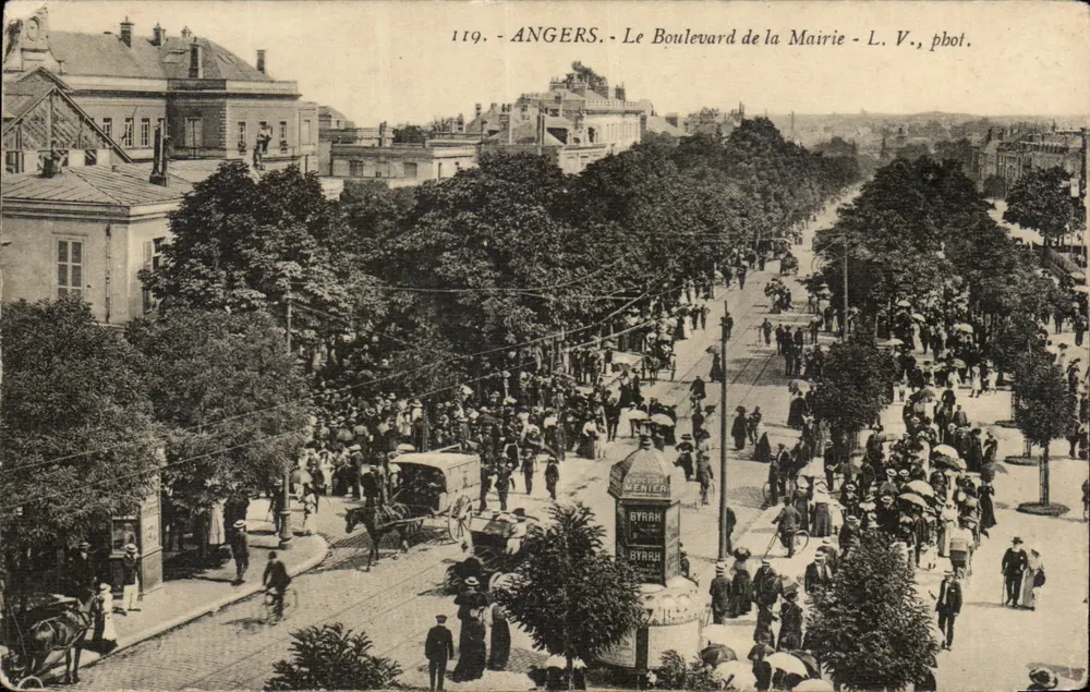 Angers - Le Boulevard de la Mairie — vue aérienne avec foule et calèche — éditeur L. V., pbot. - Frente