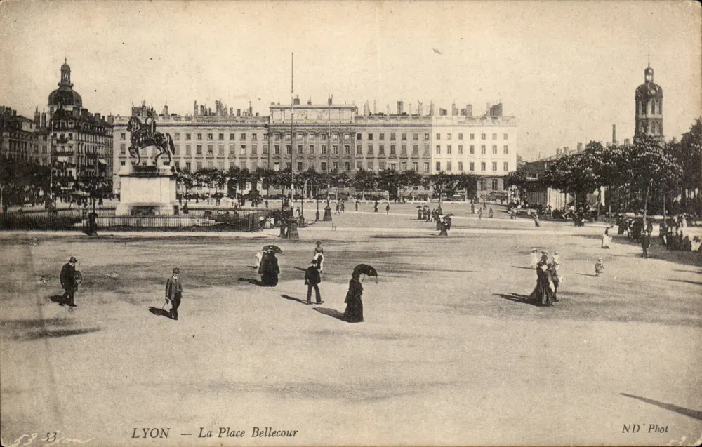 LYON — A Place Bellecour — ND' Phot - Frente