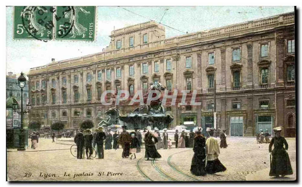Lyon. O palácio Saint-Pierre — vista da praça com fonte — editor L.V. KER - Frente