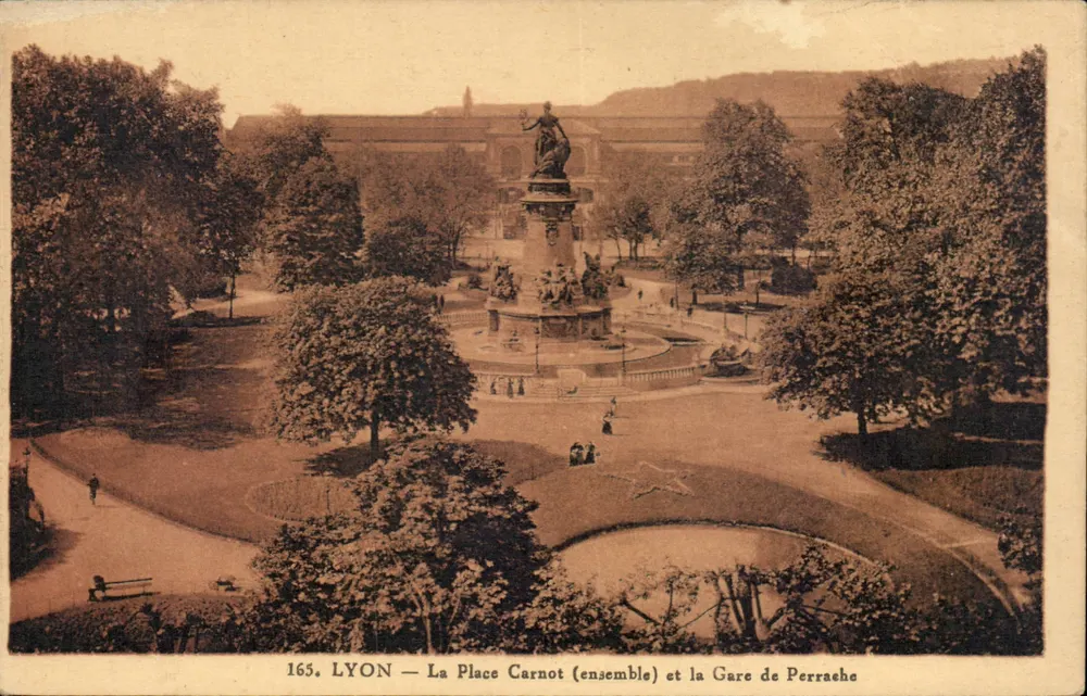 LYON — Place Carnot (Gesamtansicht) und Perrache Bahnhof - Vorderseite