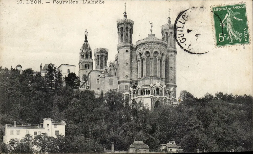 LYON. — Fourvière. A Abside - Frente