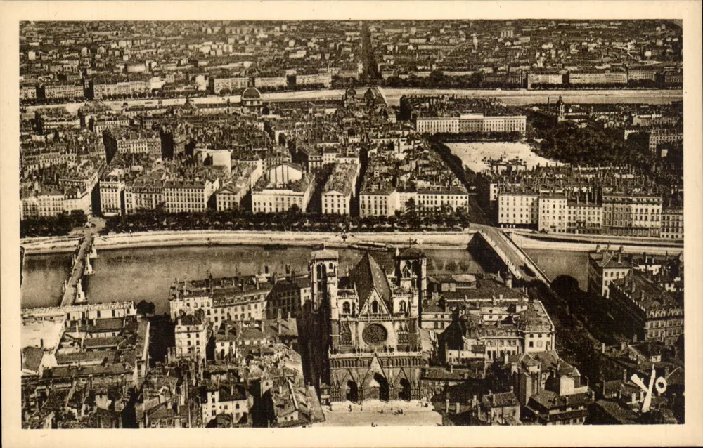 Lyon — Vista de Fourvière — Catedral de São João, Praça Bellecour, Margens do Rio Ródano — J. Cellard, Lyon - Frente