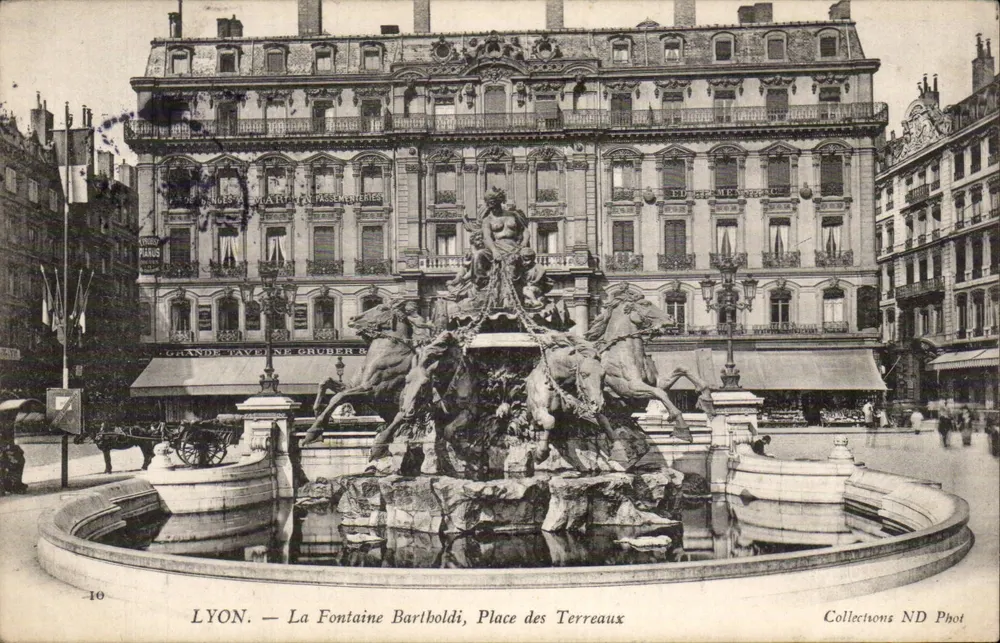 LYON — Fontaine Bartoldi, Place des Terreaux — Collections ND Phot - Vorderseite