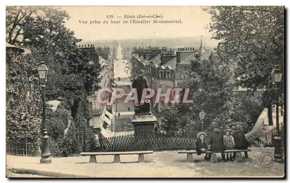 Blois (Loir-et-Cher) — Aufnahme vom oberen Ende der monumentalen Treppe — Verlag nicht sichtbar, Seriennummer 129 - Vorderseite