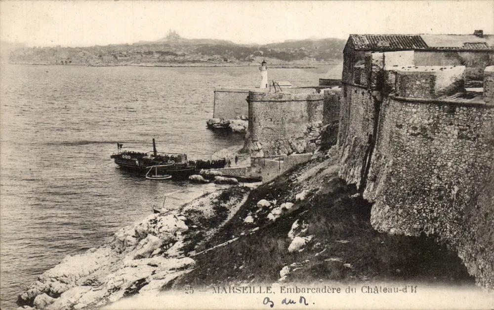 Marselha — Embarcadouro do Castelo d'If — vista do porto com farol e barco - Frente