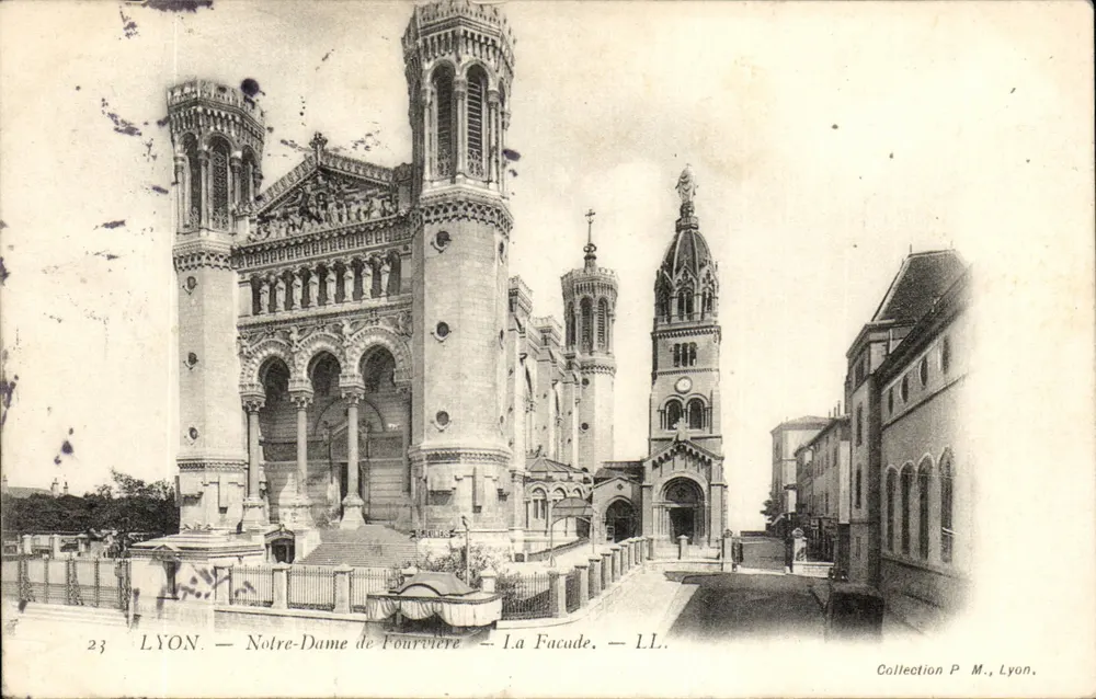 LYON — Nossa Senhora de Fourvière — A Fachada — LL. — Coleção P. M., Lyon. - Frente