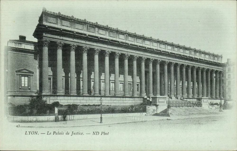 LYON — O Palácio de Justiça — ND Phot - Frente