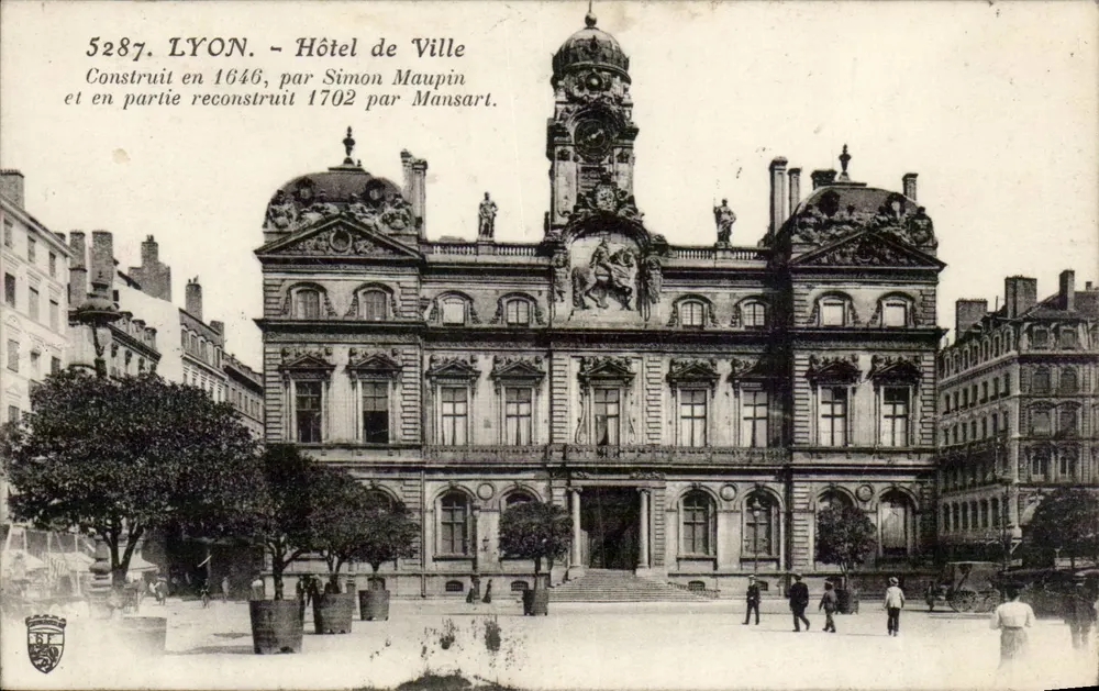 LYON - Hotel de Ville — construído em 1646 por Simon Maupin, reconstruído em 1702 por Mansart — editor desconhecido, n° 5287 - Frente