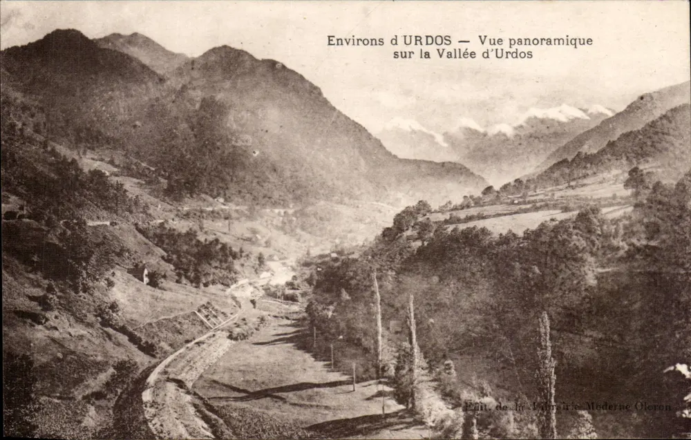 Umgebung von URDOS — Panoramablick auf die Urdos-Tal — Édit. de la Librairie Moderne Oleron - Vorderseite