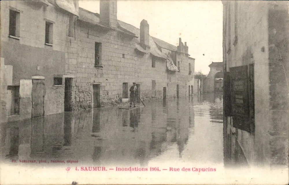 Saumur — Inundaciones 1904 — Rue des Capucins — Fr. Vorlcker, fot. Saumur, deposito - Anverso