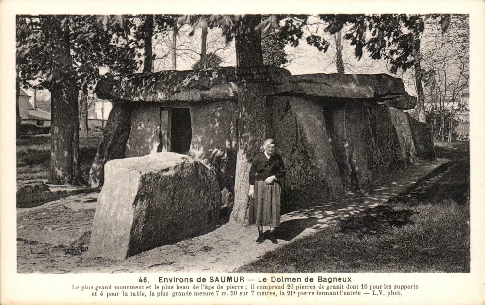 Ao redor de SAUMUR — O Dolmen de Bagneux — L.V. fot. - Frente