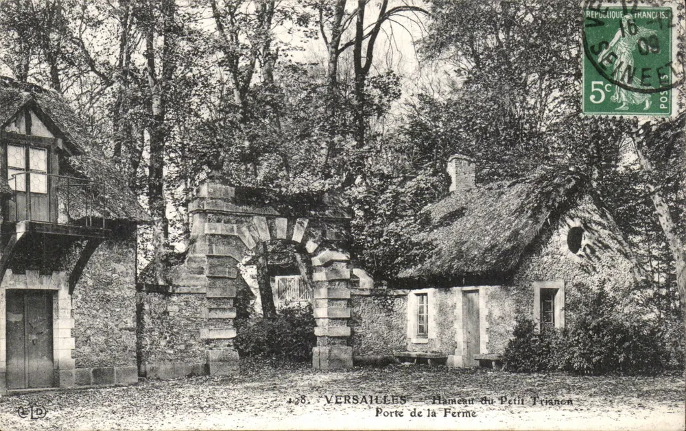 Versailles — Hameau des Petit Trianon — Tor zur Farm - Vorderseite