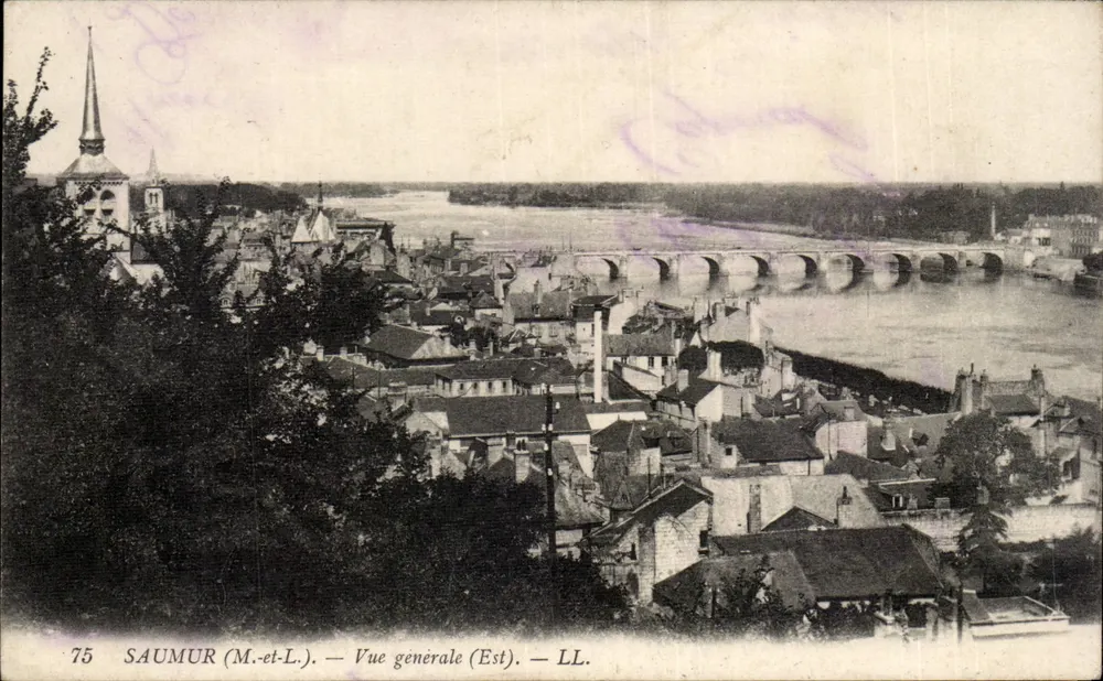Saumur (M.-et-L.) — Visão geral (Leste) — LL. - Frente