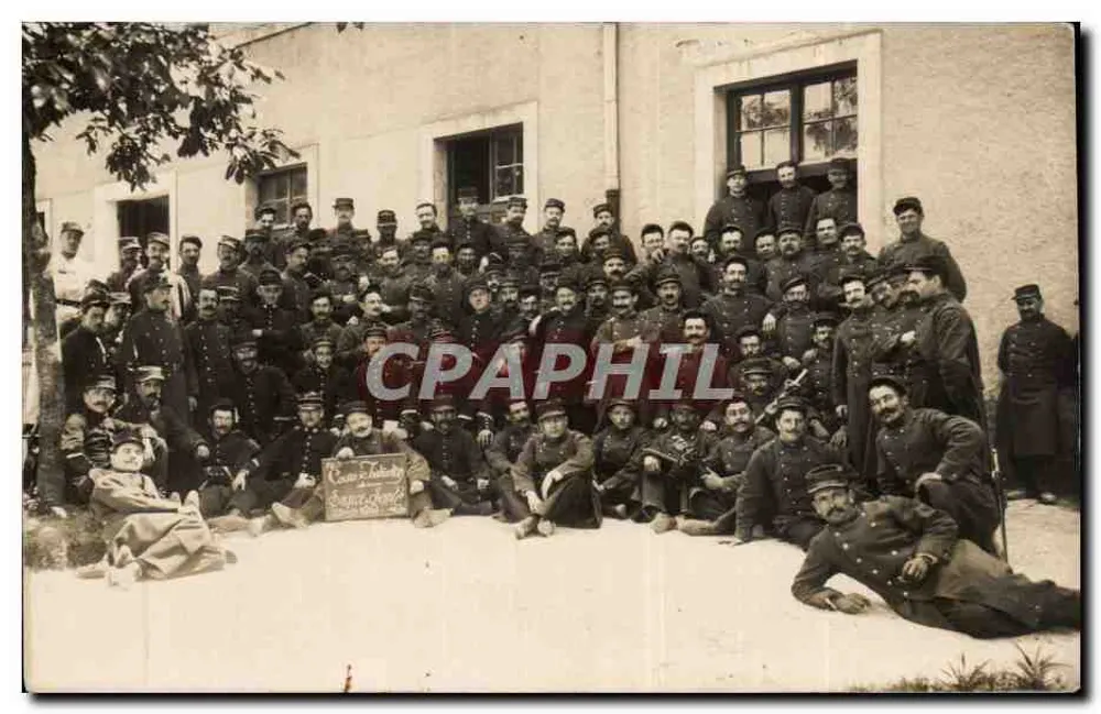 Grupo de soldados — diante de um prédio — Carte postale - Frente