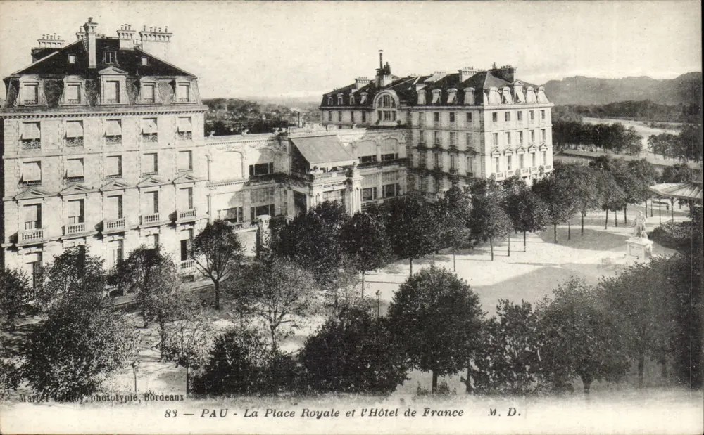 PAU - Der Königliche Platz und das Hotel de France — Marcel Delloy, Phototypie, Bordeaux, Nr. 83 - Vorderseite